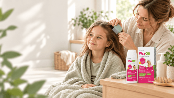 Une mère peigne les cheveux de sa fille avec un peigne fin contre les poux ; le shampooing Activlab Pharma est posé à côté.